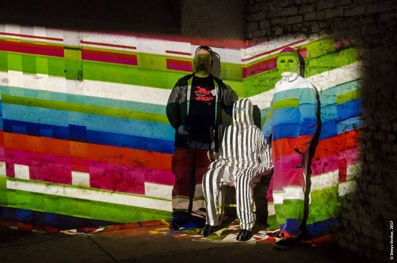 Автори біля інсталяції "Multiperson M(mimicry)" на арт-фестивалі "Ostrale", Дрезден