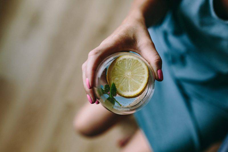 kaboompics_Closeup of lemon and mint with water