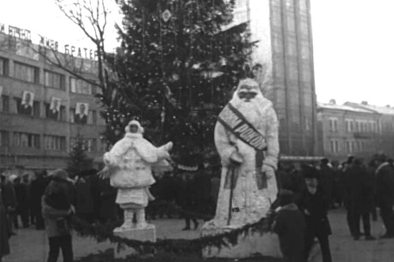 Місцеві художники, новорічні композиції біля ялинки та архітектурна виставка (1973) (ВІДЕО)