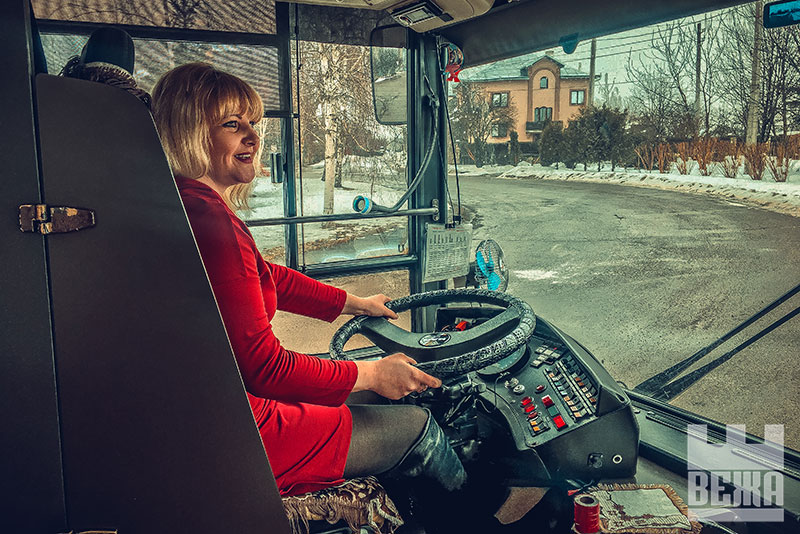 Женщина водитель трамвая. Женщина водитель троллейбуса. Женщина водитель автобуса. Девушка за рулем автобуса. Водитель трамвая.