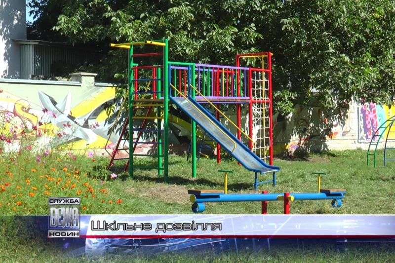В Івано-Франківську споруджують дитячі ігрові майданчики (ВІДЕО)
