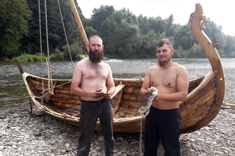 Прикарпатські "Вікінги": від реконструкції стародавніх човнів до благодійності