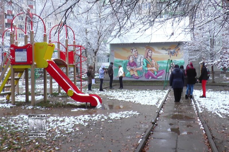 "Родинний" мурал з'явився в одному із дворів Івано-Франківська (ВІДЕО)