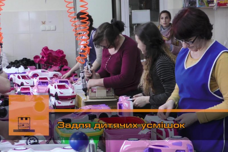 Івано-Франківська мерія побувала на місцевому виробництві дитячих іграшок (ВІДЕО)