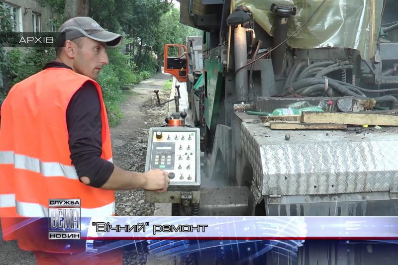З потеплінням в Івано-Франківську взялися за ремонт доріг (ВІДЕО)