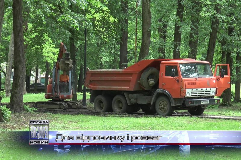 Близько сім сотень саджанців дерев посадили комунальники в Івано-Франківську (ВІДЕО)