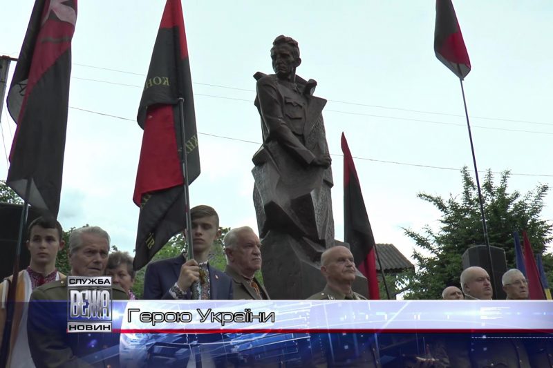 Пам'ятник Роману Шухевичу встановили в Івано-Франківську (ВІДЕО)