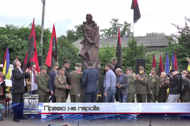 Посли Польщі та Ізраїлю обурені встановленням пам'ятника Роману Шухевичу в Івано-Франківську (ВІДЕО)