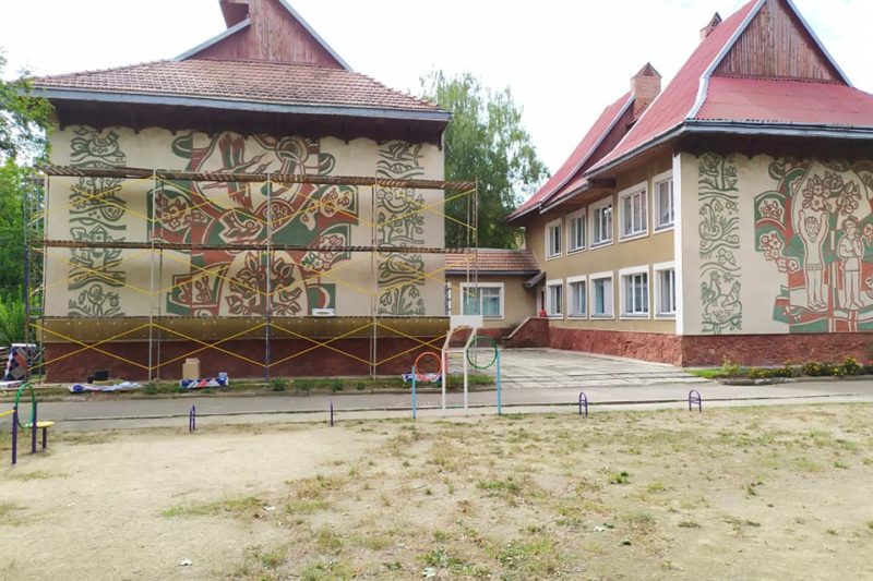 Автор композицій на стінах дитячого садочку «Карпатська казка» Петро Прокопів висловив думку про можливе знищення унікальних робіт
