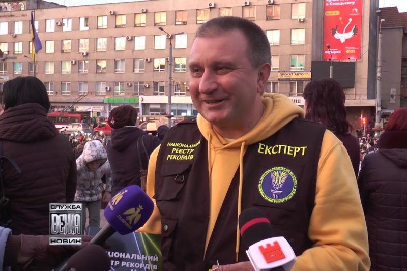 В Івано-Франківську встановили національний рекорд із найбільшою кількістю запалених вогників (ВІДЕО)