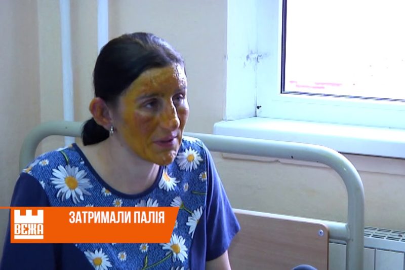 Поліцейські затримали чоловіка, який підозрюється у підпалі будинку з сім`єю (ВІДЕО)