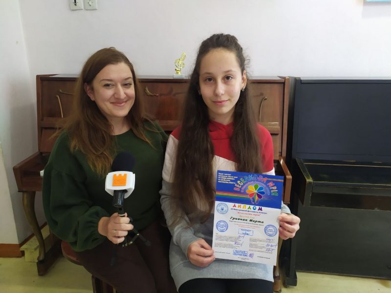 Викладач Бурштинської музичної школи Марія Вдовиченко та учениця Марта ...